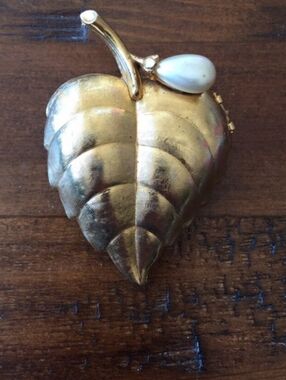 VINTAGE AVON Leaf Brooch LOCKET